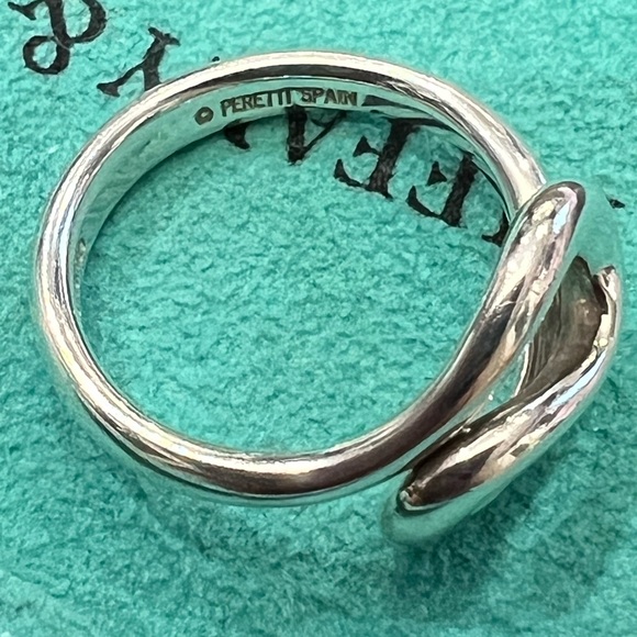 Elsa Peretti Tiffany & Co. open wave ring size 5. Like new condition - Picture 9 of 10